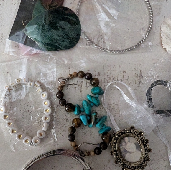 Random Jewelry Lot And Shell - Picture 3 of 4